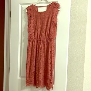Reddish/orange lace sleeveless dress